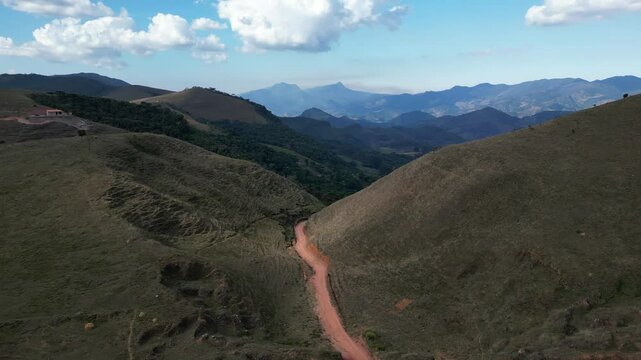 Paisagens Serra Mantiqueira Itamonte Passa Quatro Minas Gerais Brasil Esportes Ultramaratona Corrida Trilha Ciclismo Montanha Natureza Pasto Verde Ecoturismo Aventura Caminhada Rios Floresta Arauc&aacute;ria