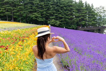 旅先の北海道ラベンダー畑に立つ女性