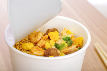 未調理のカップラーメン