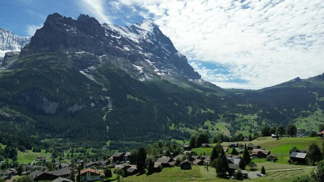 Drohnenflug in Grindelwald von Seite "Bodmi" in Richtung Eigernordwand im Sommer