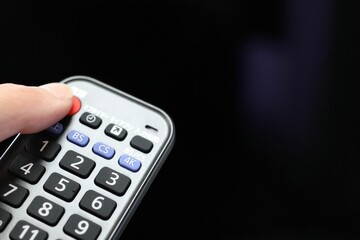テレビをリモコンで操作するところ