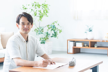 自宅で学習をする男性