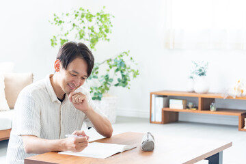 自宅で勉強をする男性