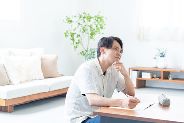 頭を抱えて勉強する男性