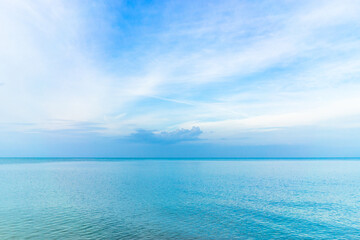 Obraz premium Daytime sky and sea with slight waves.