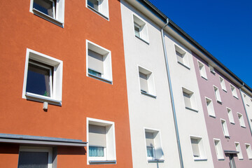Obraz premium Alter Wohnblock mit neuem Fassadenanstrich