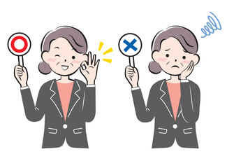 マルバツの札を持つスーツ姿のシニア女性　正解　不正解