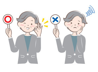 マルバツの札を持つスーツ姿のシニア女性　正解　不正解