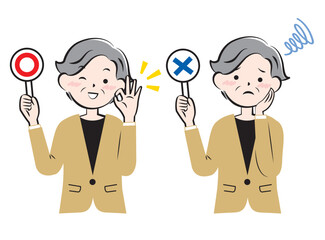 マルバツの札を持つスーツ姿のシニア女性　正解　不正解　