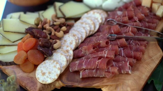 mesa de quesos, fiambres  y frutas en una boda
