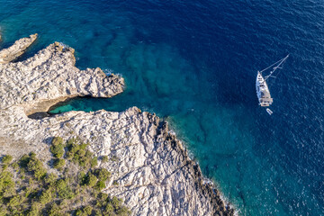 Segelyacht ankert vor kroatischer Insel Otok Arkandel