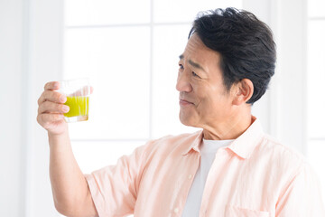 Fototapeta premium 青汁を飲む男性 健康食品などのイメージ