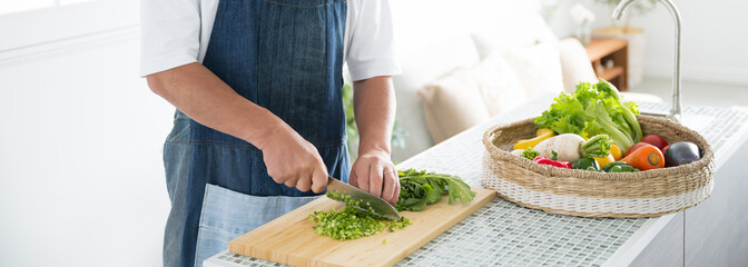 野菜を切る男性の手元　クローズアップの顔無しのバナー