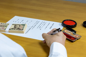 借用書にサインする男性