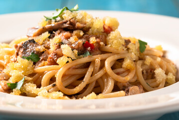 Spaghetti con le sarde, ricetta tipica di pasta italiana, gastronomia mediterranea 