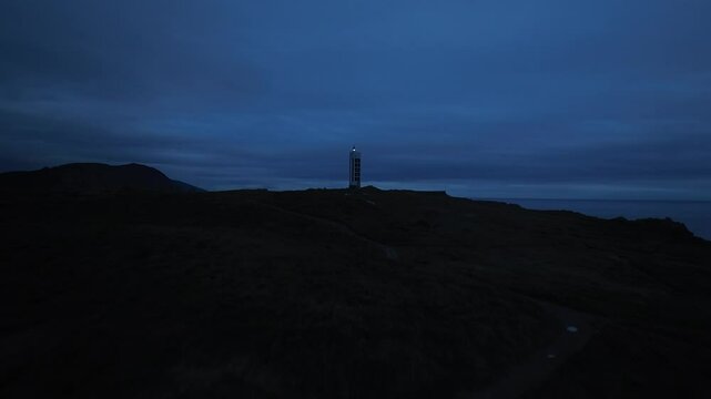 Faro de Punta Frouxeira de noche iluminando el cielo