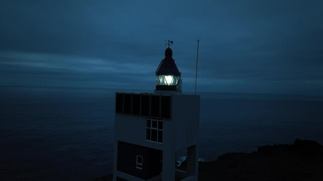 Faro de Punta Frouxeira de noche iluminando el cielo