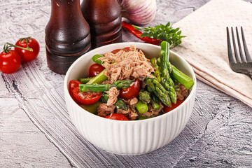 Canned tuna with asparagus salad