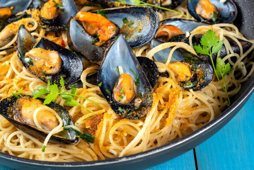 Deliziosi spaghetti con cozze e bottarga di muggine alla sarda, pasta italiana, gastronomia...