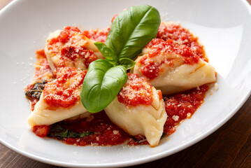 Piatto di culurgiones sardi, ricetta tipica della cucina ogliastrina di pasta ripiena con patate, pecorino e menta, pasta italiana, gastronomia europea 