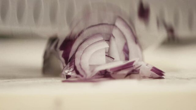 包丁ナイフで細かくみじん切りにする玉ねぎと手元　料理・シェフ・レストラン