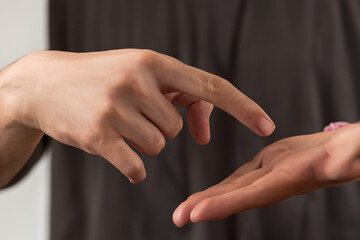 가리키는 손가락 펼친 손바닥