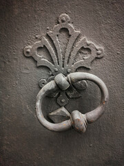 Heurtoir sur une porte en bois