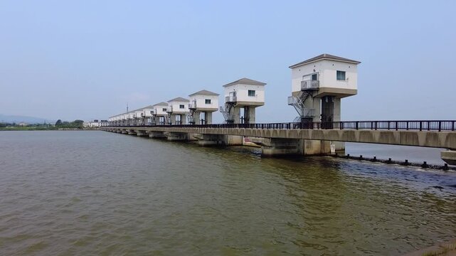 日本海と八郎潟の境界に設置された八郎潟防潮水門