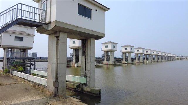 日本海と八郎潟の境界に設置された八郎潟防潮水門