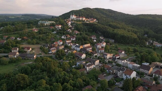 Klasztor nad miasteczkiem, ujecie z drona