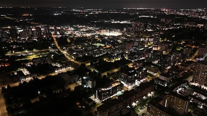 Obraz premium Drone video of buildings at night.