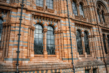 Fototapeta premium Alte Hausfassade in England mit vielen Fenster und Rote Steine 