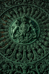 Grünes Ornament mit vielen Details aus Metall