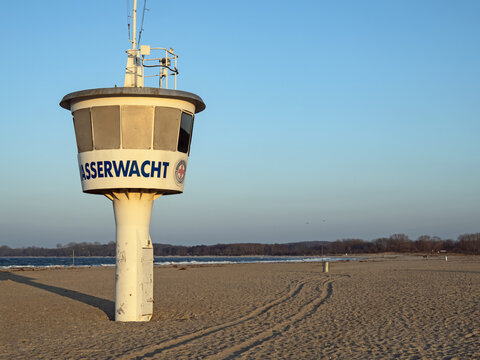 L&uuml;beck, Schleswig-Holstein, Deutschland - 07 M&auml;rz 2024: Turm der Wasserwacht auf dem Priwall an der Ostseek&uuml;ste