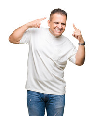 Fototapeta premium Middle age arab man wearig white t-shirt over isolated background Smiling pointing to head with both hands finger, great idea or thought, good memory