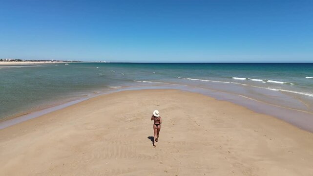 Mulher a correr na praia, Algarve, Portugal