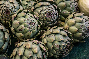 Obraz premium artichoke in window of street market in Paris