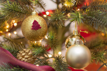 Bolas de navidad doradas colgadas del árbol de navidad