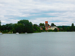 Fototapeta premium Der Lychener Stadtsee einer historischen Altstadt