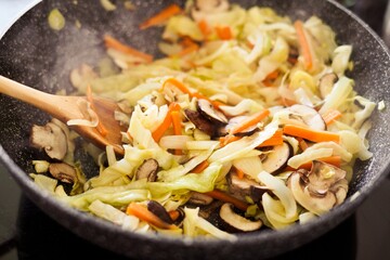 Scharfe Asiatische Gemüsepfanne: Frisches Gemüse im Wok