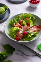 Letnia sałatka z szynką parmeńską , malinami i winogronem © Fotosylwester