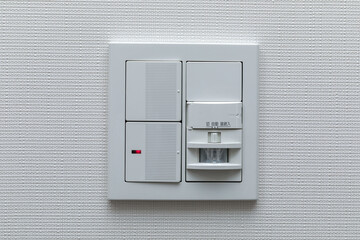 センサー付き自動スイッチと2連大型スイッチ、日本の住宅設備