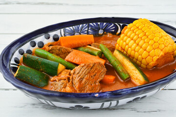 唐辛子が入ったメキシコの牛肉のスープ　モレ・デ・オジャ （モレデオジャ）コピースペースあり
Mole de Olla, Mexican beef soup (Mexican beef stew) with chili peppers, copy space available