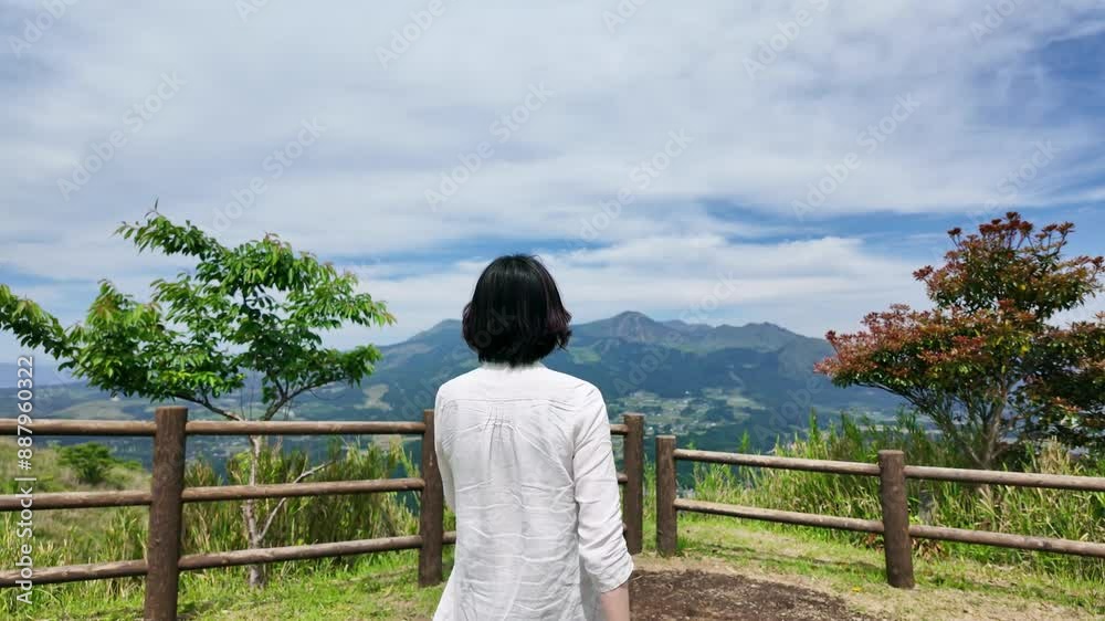 Poster 展望台から大自然の風景を眺める女性