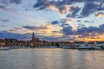 Fototapeta premium Stadthafen von Waren (Müritz) vor dem Sonnenaufgang