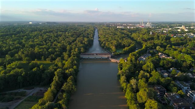 Stauwehr Oberfoehring Muenchen, Bayern, Deutschland Luftaufnahme im Sommer. Dam on Isar River in Munich, Germany aerial view in summer. Top view of the English Garden and the dam on the River Isar. 