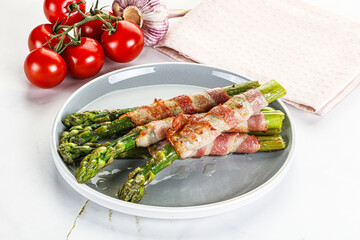Grilled asparagus with bacon