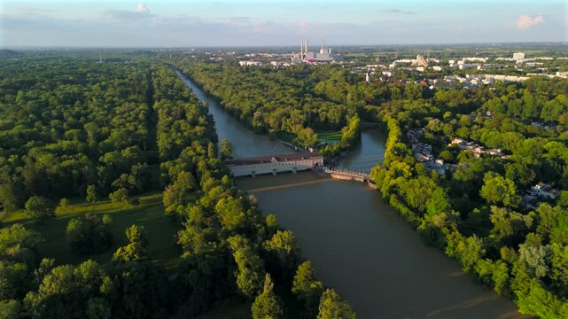 Stauwehr Oberfoehring Muenchen, Bayern, Deutschland Luftaufnahme im Sommer. Dam on Isar River in Munich, Germany aerial view in summer. Top view of the English Garden and the dam on the River Isar. 