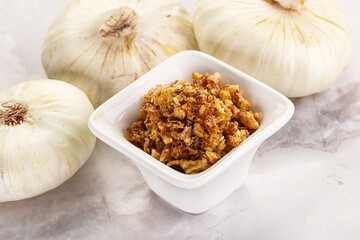 Dried roasted onion flakes for culinary