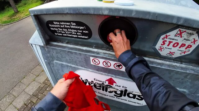 Altglasentsorgung in Glascontainer zum Recycling - Altglassammlung, M&uuml;lltrennung, Resourcen, Nachhaltigkeit

